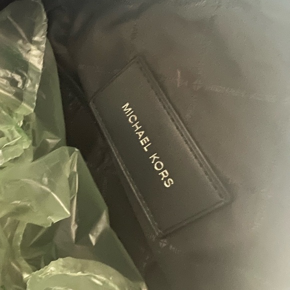 NWOT Michael Kors Commuter Sling Bag! - Picture 2 of 3